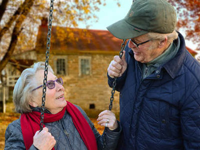 Faire des rencontres après 50 ans : que penser des sites pour seniors ?